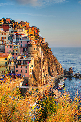 포토 JPG 해외이미지 주간 바다 건축양식 하늘 주택 풍경 사람없음 야외 건물 마을 일몰 이탈리아 세계문화유산 풀 해안절벽 선박 친퀘테레 해외202004 해외포토 자연요소 식물 건축물 건축 유럽 수상교통 노을 절벽 문화재 해안도시 파일형식 이미지허브