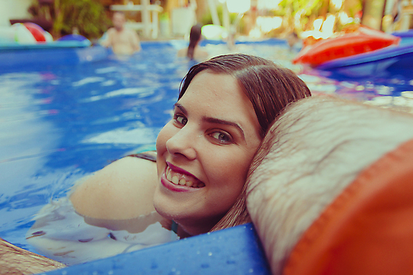 포토 JPG 해외이미지 라이프스타일 응시 여자 행복 얼굴 스포츠 여행 휴가 사랑 한명 미소 웃음 사람 야외 물 여름 머리 수영 기쁨 젖음 흰색 닫기 휴양지 해외202004 해외포토 자연요소 1 시선 계절 감정 컬러 모션 표정 생활 신체부위 장소 수상스포츠 파일형식 이미지허브