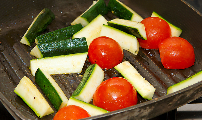 포토 JPG 해외이미지 음식 조각 다이어트 토마토 채소 재료 자연 가지 건강 요리 사람없음 빨간색 초록색 물 컬러풀 주방 정원 보라색 저녁식사 샐러드 튀김 성장 신선 뜨거움 양념 달콤 맛 냄비 자르기 향신료 유기농 슬라이스 향 난방 내추럴 점심식사 해외202004 해외포토 자연요소 웰빙 컬러 컨셉 모션 식사 솥 생태계 향미료 파일형식 이미지허브