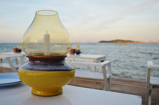 포토 JPG 해외이미지 아시아 음식 바다 태국 탁자 하늘 휴가 풍경 사람없음 야외 물 여름 식당 맑음 식사 카페 항아리 휴양지 점심식사 해외202004 해외포토 자연요소 계절 나라 가구 날씨 상점 장소 도자기 파일형식 이미지허브