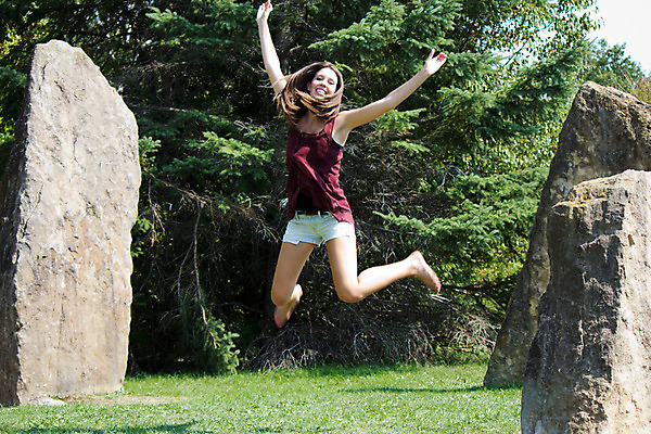 포토 JPG 해외이미지 백인 학생 공원 여자 행복 대학생 한명 사람 야외 10대 달리기 점프 봄 기쁨 해외202004 해외포토 서양인 1 계절 공공시설 감정 모션 청소년 파일형식 이미지허브