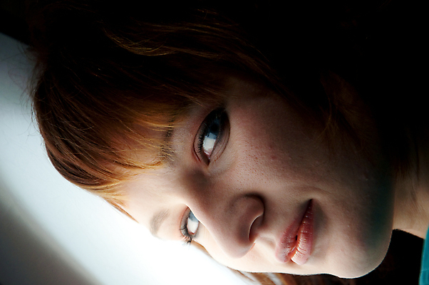 포토 JPG 해외이미지 백인 모델 1 응시 드레스 옷 여자 행복 포즈 신체 장난 휴가 휴식 갈색머리 건강 한명 사람 성인 유행 산책 기쁨 달콤 내추럴 러시아인 스타일 해외202004 해외포토 서양인 헤어스타일 시선 감정 컨셉 맛 파일형식 이미지허브