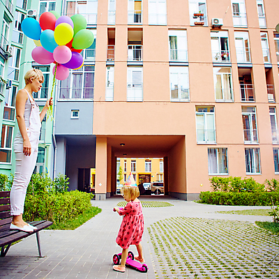 포토 JPG 해외이미지 라이프스타일 여자 딸 행복 어린이 가족 자연 놀이 하늘 엄마 휴가 미래 함께함 사랑 사람 야외 두명 파란색 부모 컬러풀 선글라스 파티 꿈 육아 축하 생일 작음 그늘 풍선 해외202004 해외포토 기념일 감정 안경 컬러 컨셉 관계 이벤트 생활 크기 생태계 파일형식 이미지허브