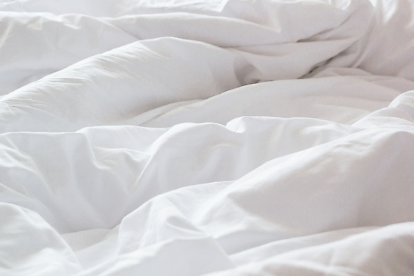 포토 JPG 해외이미지 디자인 가구 쿠션 겨울 가정 베개 침구 호텔 아침 휴식 주택 실내 따뜻함 사람없음 내부 장식 침실 이불 방 흰색 침대 직물 잠 주름 고급 시원함 담요 서비스 부드러움 시트 솜털 구김 매트리스 퀼트 스타일 안락 해외202004 해외포토 주간 계절 컬러 생활용품 컨셉 모션 숙소 건물 감각 파일형식 이미지허브