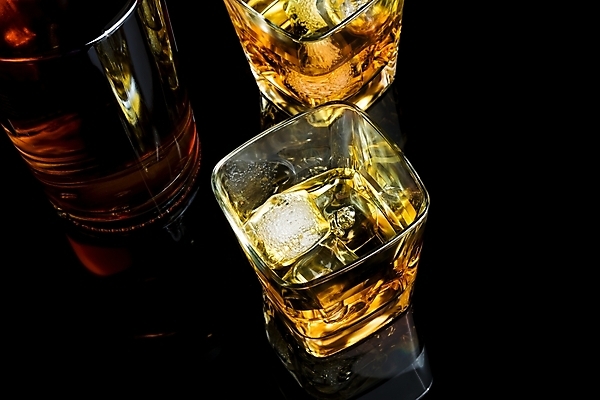 포토 JPG 해외이미지 음료 백그라운드 오렌지 휴식 주류 사람없음 빨간색 물 갈색 노란색 와인 얼음 검은색 알코올 투명 떨어짐 오브젝트 양주 위스키 코냑 해외202004 해외포토 자연요소 컬러 컨셉 과일 파일형식 이미지허브