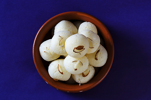 포토 JPG 해외이미지 디저트 사람없음 도자기 원형 사기그릇 인도음식 라스굴라 해외포토 도형 그릇 음식 치즈 동양음식 파일형식 이미지허브