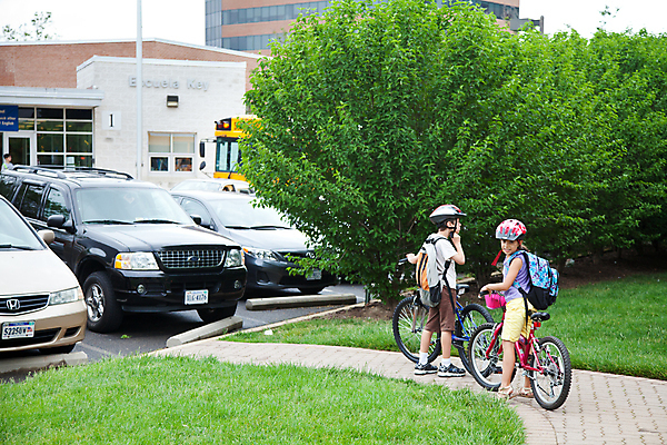 포토 JPG 해외이미지 학생 여자 교육 남자 어린이 스포츠 분홍색 북아메리카 배낭 학교 가족 교통시설 건강 초등학교 설명 안전 사람 소년 두명 건물 파란색 운동 유행 자전거 미국 짐 헬멧 순환 팩 사이클링 해외202004 해외포토 건축물 컬러 교통 가방 관계 모션 아메리카 바이크 화장품 보호장비 육상스포츠 시설 파일형식 이미지허브