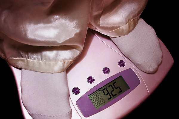 포토 JPG 해외이미지 1 라이프스타일 웰빙 여자 스포츠 신체 다이어트 건강 서기 사람 성인 사람없음 운동 약 디지털 욕실 흰색 관찰 비교 계산 몸무게 먹기 비만 날씬함 측정 눈금 발가락 무거움 덩어리 고립 양발 업그레이드 적자 해로움 해외202004 해외포토 컬러 컨셉 의학 모션 발 생활 무게 몸매 파일형식 이미지허브