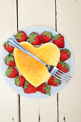 포토 JPG 해외이미지 접시 포크 딸기 디저트 사람없음 하이앵글 하트 치즈케이크 해외202004 해외포토 모양 식기 음식 뷰포인트 과일 케이크 파일형식 이미지허브