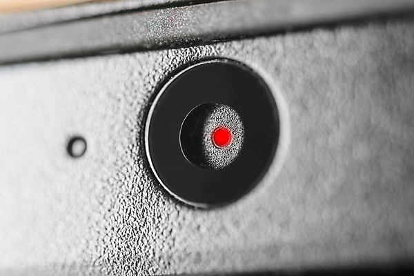 포토 JPG 해외이미지 백그라운드 컨셉 인터넷 비즈니스 통신 자동차 회의 모바일 안전 사람없음 노트북 컴퓨터 카메라 디지털 웹 어둠 장비 흰색 관찰 키보드 닫기 보호 연결 위험 작음 위협 필름 손목시계 보안 동영상 해커 고립 숨기 스파이 해외202004 해외포토 육상교통 시계 컬러 장신구 모션 전자제품 범죄 크기 파일형식 이미지허브