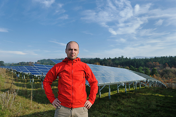 포토 JPG 해외이미지 주간 구름 남자 허리손 하늘 한명 상반신 성인 야외 앞모습 태양에너지 집열판 성인남자한명만 해외202004 해외포토 자연요소 1 뷰포인트 포즈 사람 그린에너지 남자한명만 성인남자만 파일형식 이미지허브