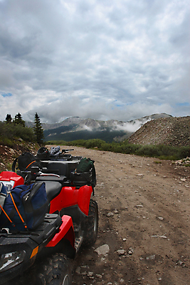 포토 JPG 해외이미지 스포츠 자국 자동차 산 사람없음 운전 바퀴 4 헬멧 지역 오프로드 폭풍우 해외202004 해외포토 육상교통 모션 숫자 비_날씨 보호장비 자연재해 파일형식 이미지허브