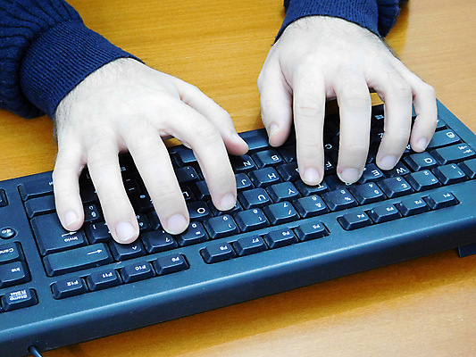 포토 JPG 해외이미지 직업 여자 인터넷 비즈니스 텍스트 아침 주택 직장 따뜻함 관리 앉기 사람없음 노트북 쇼핑 컴퓨터 햇빛 태양 맑음 공책 웹 타이핑 키보드 업무 네트워크 작업실 이메일 저녁 와이파이 온라인 회계 블로거 소셜 채팅 프리랜서 해외202004 해외포토 주간 자연요소 회사 모션 날씨 문구용품 사람 건물 경제 전자제품 작업 야간 무선인터넷 파일형식 이미지허브