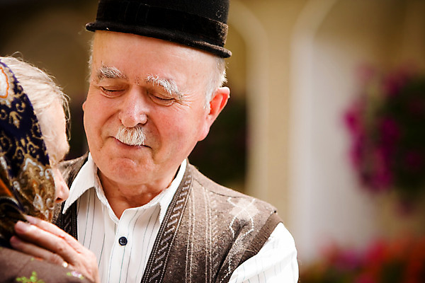 포토 JPG 해외이미지 백인 모델 라이프스타일 커플 여자 할아버지 남자 행복 할머니 얼굴 2 가족 남편 휴식 함께함 사랑 사람 성인 야외 두명 초록색 정원 흰색 아내 은퇴 만족 옛날 해외202004 해외포토 서양인 노년 감정 컬러 컨셉 관계 생활 신체부위 파일형식 이미지허브