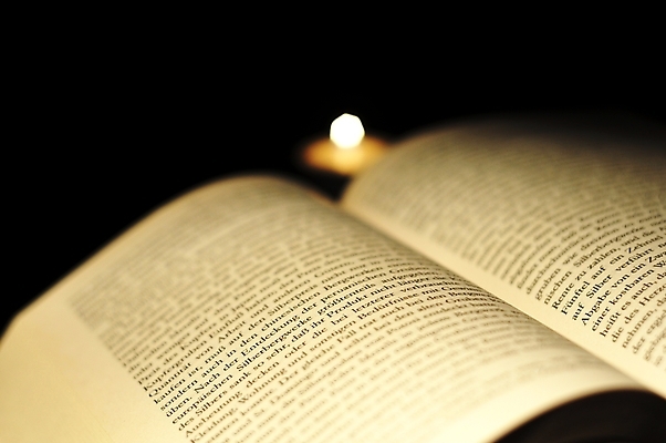 포토 JPG 해외이미지 교육 종교 크리스마스 학교 따뜻함 사람없음 책 빛 스터디 교회 우주 믿음 검은색 성경 어둠 골동품 오픈 예수 도서관 읽기 페이지 신성 신앙심 카피스페이스 해외202004 해외포토 기념일 감정 컬러 종교용품 종교건축 모션 건물 학습 공백 신_종교 파일형식 이미지허브