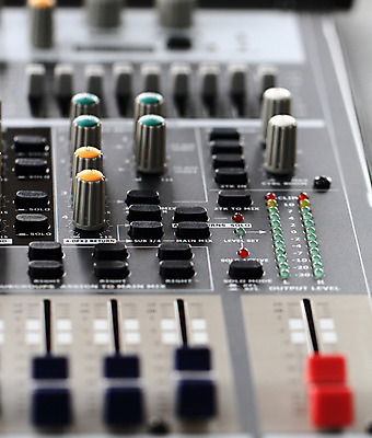 포토 JPG 해외이미지 음악 노래 실험 손잡이 사람없음 전자제품 빛 노란색 금속 검은색 소리 장비 회색 흰색 악단 판넬 우아함 닫기 볼륨 혼합 믹서 묘사 클럽 오디오 잭 스테레오 찬성 벙어리 섞기 선로 제어 채널 스타일 주도 효과 해외202004 해외포토 컬러 컨셉 모션 재질 문화예술 예절 파일형식 이미지허브