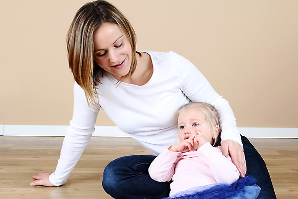 포토 JPG 해외이미지 백인 여자 딸 행복 어린이 가족 관계 놀이 엄마 주택 함께함 실내 사랑 미소 사람 20대 성인 두명 30대 금발 닫기 박수 걸음마 해외202004 해외포토 서양인 헤어스타일 감정 컨셉 모션 표정 손짓 청년 내부 건물 장년 파일형식 이미지허브