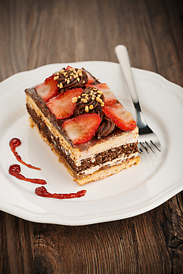 포토 JPG 해외이미지 접시 포크 딸기 실내 사람없음 케이크 초콜릿 달콤 나무배경 해외202004 해외포토 식기 백그라운드 과일 디저트 내부 맛 파일형식 이미지허브