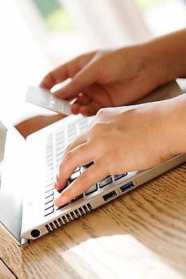 포토 JPG 해외이미지 인터넷 비즈니스 창문 탁자 미래 주택 실내 관리 사람없음 목재 금융 노트북 쇼핑 컴퓨터 햇빛 태양 숫자 상점 공책 자료 정보 타이핑 키보드 잡기 신용카드 바이러스 선택 구매 위험 무선전화기 보안 상업 전자 결제 온라인 전자상거래 해외202004 해외포토 자연요소 나무 문자 가구 컨셉 재료 모션 문구용품 안전 내부 건물 경제 전자제품 전화기 파일형식 이미지허브