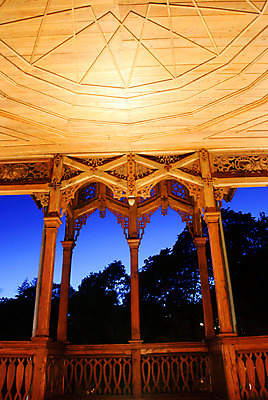 포토 JPG 해외이미지 유럽 여행 건축양식 주택 사람없음 내부 목재 장식 여름 파란색 노란색 정원 역사 야간 체코 프라하 옛날 해외202004 해외포토 자연요소 나무 계절 건축 나라 컬러 재료 건물 파일형식 이미지허브