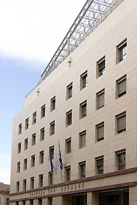 포토 JPG 해외이미지 문화 창문 풍경 사람없음 건물 맑음 깃발 그리스 아테네 그리스국기 위기 전국 해외202004 해외포토 건축물 유럽 날씨 국기 파일형식 이미지허브