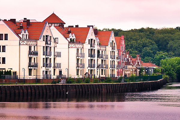 포토 JPG 해외이미지 디자인 벽 건축양식 부동산 새로움 아파트 주택 사람없음 야외 건물 가로 물 강 햇빛 블록 발코니 도시 재산 플랫 투자 광택 커뮤니티 타운 폴란드 개발 해외202004 해외포토 자연요소 건축물 건축 유럽 컨셉 비즈니스 금융 태양 파일형식 이미지허브