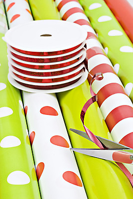 포토 JPG 해외이미지 디자인 계절 기념일 행복 리본 종이 백그라운드 크리스마스 패턴 포장 추상 휴가 새로움 발렌타인데이 선물 이벤트 사람없음 장식 빨간색 초록색 빛 상자 축제 놀람 공백 흰색 축하 인사 신용카드 생일 화려 연도 오브젝트 활 롤 테이프 패키지 고립 포장소품 많음 해외202004 해외포토 감정 컬러 컨셉 무늬 데이이벤트 문구용품 표정 금융 예절 포장재료 파일형식 이미지허브