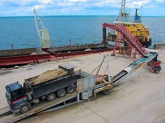 포토 JPG 해외이미지 직업 산업 모래 바다 비즈니스 공장 교통시설 모션 하늘 항해 사람없음 야외 물 쌓기 항구 기계 장비 거래 화물 작업 제조 상품 컨테이너 수집 배송 기중기 함선 상업 시멘트 짐차 자원 부둣가 로딩 컨베어밸트 콘크리트 방식 해외202004 해외포토 자연요소 교통 배_교통 공업 자동차 운송업 중장비 시설 파일형식 이미지허브