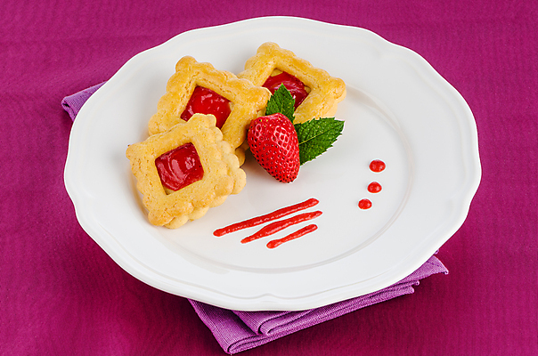 포토 JPG 해외이미지 접시 딸기 실내 사람없음 쿠키 식탁보 달콤 민트 딸기시럽 보라색배경 해외202004 해외포토 식기 백그라운드 과일 디저트 내부 보라색 맛 허브 시럽 파일형식 이미지허브