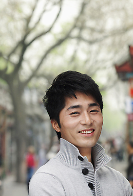 포토 JPG 해외이미지 응시 행복 짧은머리 한명 서기 미소 20대 야외 아웃포커스 캐주얼 세로 컬러풀 팔짱 중국 베이징 해외202004 해외포토 1 헤어스타일 시선 옷 감정 아시아 컬러 모션 촬영기법 표정 사람 청년 파일형식 이미지허브