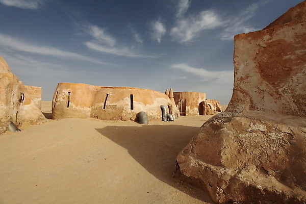 포토 JPG 해외이미지 별 모래 여행 아프리카 하늘 주택 그림자 풍경 사람없음 여름 마을 사막 외계인 도시 뜨거움 오두막 설탕 타운 튀니지 해외202004 해외포토 자연요소 계절 나라 건물 미확인물체 파일형식 이미지허브