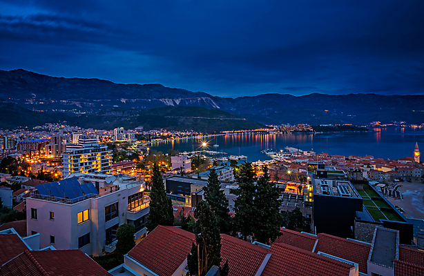 포토 JPG 해외이미지 벽 바다 요트 건축양식 호텔 지붕 전등 주택 안테나 풍경 사람없음 건물 빨간색 여름 파란색 도시풍경 탑 항구 황혼 도시 만 보트 도심 정상 야간 저녁 지중해 문학 타운 몬테네그로 발칸반도 부드바 인기 유흥 해외202004 해외포토 자연요소 건축물 계절 건축 컬러 배_교통 통신 교통시설 숙소 조명 일몰 파일형식 이미지허브