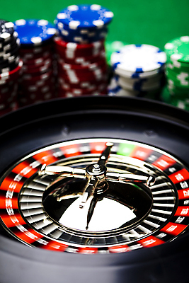 포토 JPG 해외이미지 실내 사람없음 아웃포커스 쌓기 포커칩 도박 카지노 룰렛 겜블 초록배경 해외202004 해외포토 백그라운드 모션 촬영기법 내부 초록색 게임 포커 파일형식 이미지허브