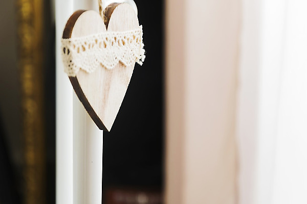 포토 JPG 해외이미지 모양 리본 백그라운드 컨셉 2 탁자 엄마 표면 바닥 프레임 발렌타인데이 선물 사랑 사람없음 목재 장식 갈색 수확 흰색 하트 마음 시골 신용카드 균열 널 철 심볼 책상 사인 질감 복고 목공예 내추럴 고립 옛날 팬던트 합판 핸드메이드 해외202004 해외포토 나무 감정 컬러 가구 농업 재료 가족 모션 데이이벤트 금융 공예 파일형식 이미지허브