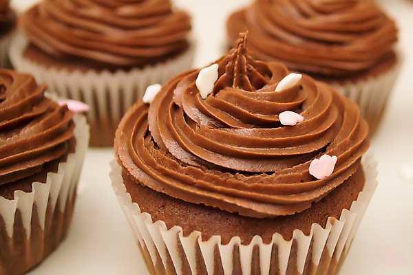 포토 JPG 해외이미지 분홍색 이벤트 사람없음 갈색 파티 케이크 초콜릿 소용돌이 흰색 생일 컵케이크 굽기 뿌리기 해외202004 해외포토 기념일 컬러 모션 디저트 회오리 구이 파일형식 이미지허브