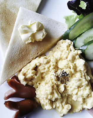 포토 JPG 해외이미지 전통 식기 접시 영어 커피 음식 빵 포크 토마토 채소 아침 건강 육류 요리 사람없음 검은색 식사 튀김 신선 소시지 칼 그릴 아침식사 가득함 서빙 토스트 버터 로즈메리 스크램블 해외202004 해외포토 주간 문자 음료 컬러 식재료 주방용품 가공식품 계란요리 허브 파일형식 이미지허브