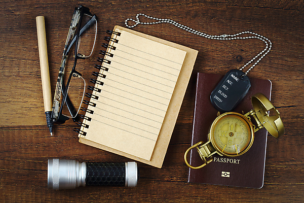 포토 JPG 해외이미지 안경 여행 실내 사람없음 펜 공책 손전등 나침반 오브젝트 여권 해외202004 해외포토 잡화 문구용품 조명 내부 필기구 파일형식 이미지허브