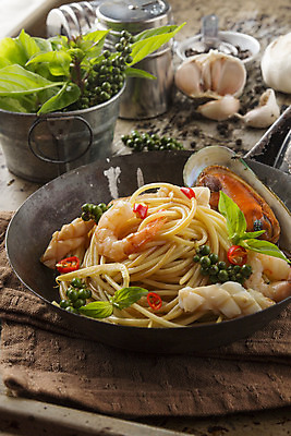 포토 JPG 해외이미지 접시 산업 음식 바다 포크 양파 조개 새우 파스타 파슬리 건강 스파게티 어류 사람없음 초록색 빛 주방 식당 식사 이탈리아 껍질 신선 면 시장 먹기 허브 해산물 오징어 매움 아스파라거스 홍합 레시피 가리비 바질 점심식사 핸드메이드 해외202004 해외포토 식물 식기 유럽 컬러 채소 모션 어패류 연체동물 서양음식 갑각류 상점 수중동물 맛 파일형식 이미지허브