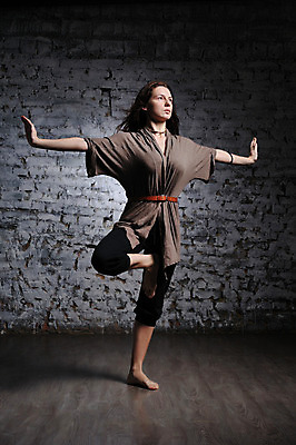 포토 JPG 해외이미지 모델 라이프스타일 여자 선 스포츠 포즈 백그라운드 신체 요가 휴식 바닥 갈색머리 건강 관리 한명 사람 성인 운동 숫자 댄서 우아함 유연 날씬함 명상 체육관 체조 단아함 양발 필라테스 아사나자세 해외202004 해외포토 직업 문자 1 헤어스타일 웰빙 컨셉 생활 요가자세 몸매 파일형식 이미지허브