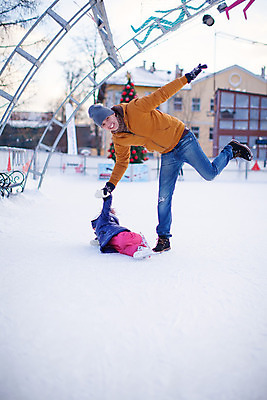 포토 JPG 해외이미지 주간 전신 백인 라이프스타일 여자 남자 딸 행복 어린이 포즈 겨울 가족 미소 웃음 사람 소녀 성인 야외 두명 눕기 손잡기 얼음 스케이트 스케이팅 잡기 아빠 겨울옷 다리들기 부녀 겨울풍경 해외202004 해외포토 자연요소 서양인 옷 계절 감정 스포츠용품 관계 모션 겨울스포츠 표정 풍경 생활 파일형식 이미지허브