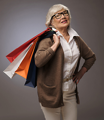 포토 JPG 해외이미지 백인 라이프스타일 여자 노년 행복 백그라운드 가방 한명 사람 성인 쇼핑 세일 기쁨 회색 흰색 잡기 구매 은퇴 소매 옛날 많음 카피스페이스 해외202004 해외포토 서양인 1 잡화 감정 컬러 컨셉 모션 생활 공백 파일형식 이미지허브