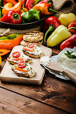 포토 JPG 해외이미지 음식 빵 조각 백그라운드 다이어트 채소 고추 치즈 파슬리 샌드위치 건강 사람없음 초록색 빛 주방 식사 어둠 펼침 우유 흰색 신선 사발 맛 아침식사 바게트 상품 먹기 허브 크림 시골집 부드러움 쪽파 단백질 바이오 해외202004 해외포토 식물 컬러 컨셉 모션 유제품 주택 감각 사기그릇 파 영양소 파일형식 이미지허브