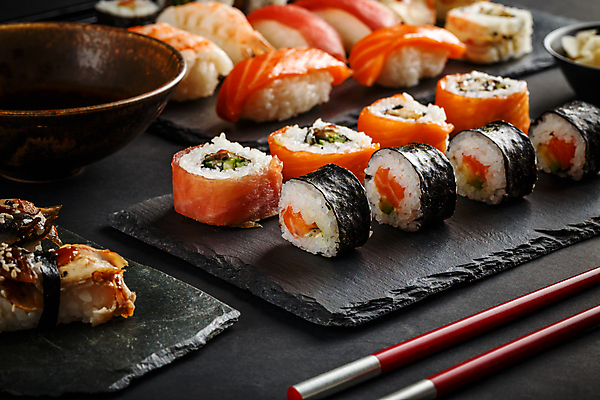 포토 JPG 해외이미지 검은배경 실내 사람없음 초밥 모듬초밥 롤스시 일본음식 해외202004 해외포토 음식 백그라운드 내부 검은색 모듬 파일형식 이미지허브