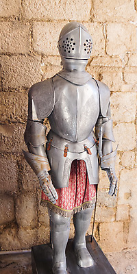 포토 JPG 해외이미지 전통 남자 무기 경비 사람없음 장식 세로 빛 금속 수확 골동품 용기 자신감 중세 역사 보호 헬멧 철 복고 군용 싸움 전쟁 보안 과거 방패 무거움 병정 전사 명예 갑옷 고물 르네상스 옛날 철강 토너먼트 해외202004 해외포토 그릇 감정 컨셉 농업 모션 재질 군대 안전 사람 무게 보호장비 파일형식 이미지허브