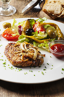 포토 JPG 해외이미지 접시 음식 빵 토마토 유리 양파 육류 돼지고기 스테이크 요리 사람없음 목재 와인 샐러드 흰색 시골 그릴 널 바게트 상추 케첩 자르기 올리브 목 후추 쪽파 해외202004 해외포토 나무 식기 열매 컬러 채소 식재료 재료 모션 재질 주방용품 주류 서양음식 신체부위 소스_음식 향신료 파 파일형식 이미지허브