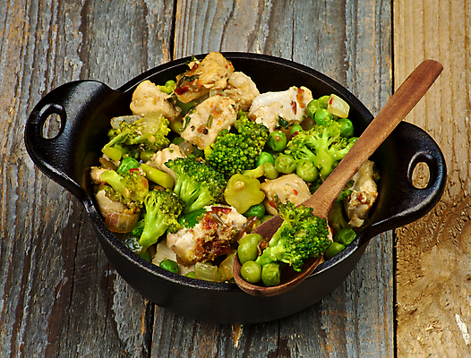 포토 JPG 해외이미지 음식 채소 파프리카 육류 요리 사람없음 빨간색 초록색 검은색 식사 저녁식사 회색 시골 맛 냄비 브로콜리 나무숟가락 점심식사 고립 캐서롤 핸드메이드 해외202004 해외포토 컬러 컨셉 식재료 숟가락 용기_그릇 솥 파일형식 이미지허브