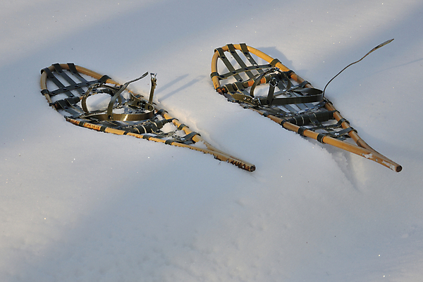 포토 JPG 해외이미지 계절 스포츠 여행 신발 겨울 발 사람없음 야외 목재 걷기 얼음 산책 등산 트래킹 하이킹 장비 추위 흰색 설피 옛날 해외202004 해외포토 자연요소 나무 컬러 재료 모션 레저 휴식 신체부위 파일형식 이미지허브