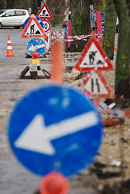 포토 JPG 해외이미지 남자 산업 도로 컨셉 무늬 텍스트 노동자 거리 경고 경비 안전 사람없음 빨간색 정보 흰색 업무 판넬 땅 방향 아래 심볼 사인 준비 신호 도로표지판 조심 진행 그만 방법 트러블 프로젝트 해외202004 해외포토 직업 길 컬러 교통시설 사람 작업 표지판 보호 위치 파일형식 이미지허브