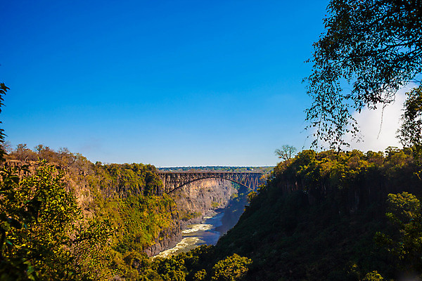 포토 JPG 해외이미지 나무 식물 신체 건축양식 아프리카 자연 휴가 사람없음 초록색 물 강 금속 골짜기 점프 힘 폭포 젖음 기차 가을 흰색 급류 떨어짐 숲 큼 속도 아치 분무기 암초 공학 건너기 깊이 빅토리아 잠비아 철강 해외202004 해외포토 자연요소 계절 교육 건축 나라 육상교통 컬러 컨셉 모션 재질 대중교통 크기 생태계 파일형식 이미지허브