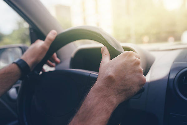 포토 JPG 해외이미지 백인 남자 교통시설 자동차 유리 거리 관리 안전 성인 사람없음 햇빛 운전 잡기 도시 바퀴 운전사 닫기 승차 계기판 면허증 통근 해외202004 해외포토 서양인 직업 육상교통 교통 모션 재질 사람 태양 시설 출근 면허 증명서 파일형식 이미지허브